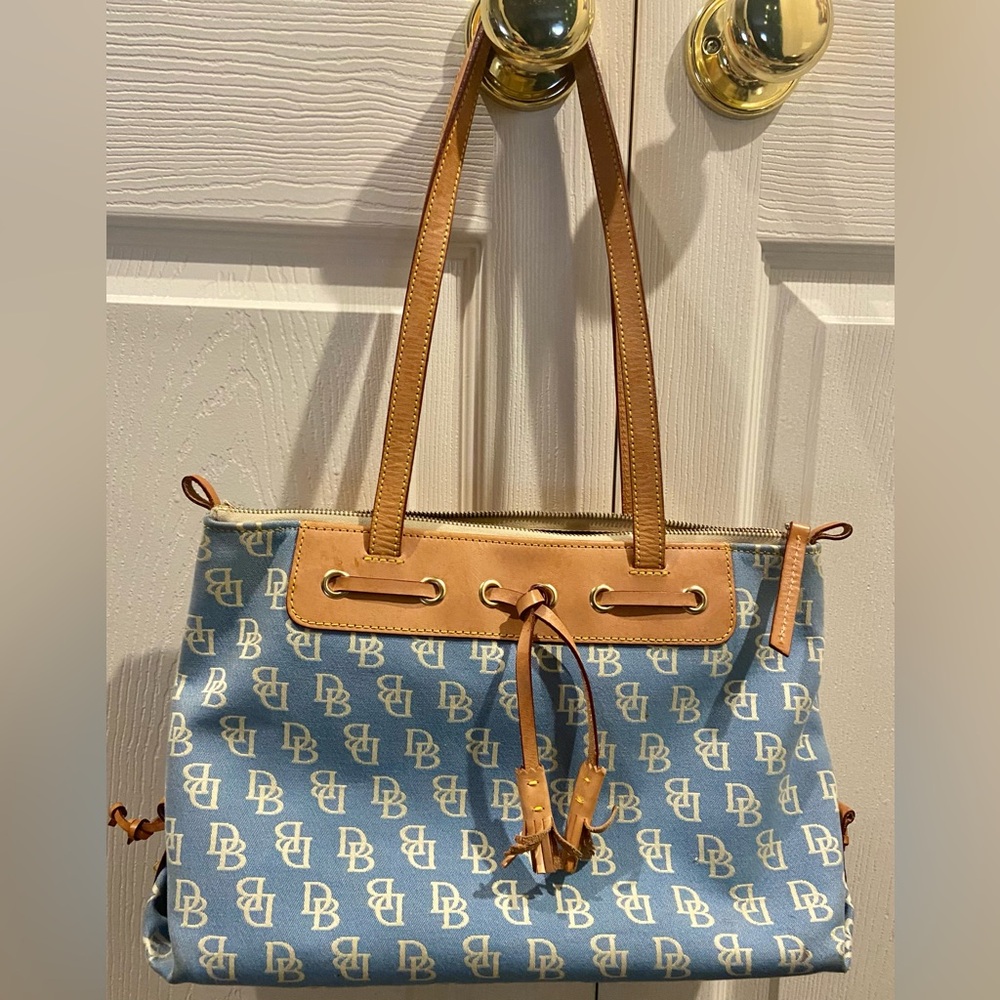 DOONEY & BOURKE Blue Tan Pebble Tassel Shoulder Bag Signature Print Top Zip
